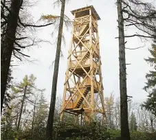  ?? FOTO MAFRA ?? Rozhledna na vrchu Velký Roudný nabízí výhled na Slezskou Hartu