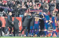  ?? FOTO: EFE ?? Euforia azulgrana tras el gol de Messi en el Pizjuán
