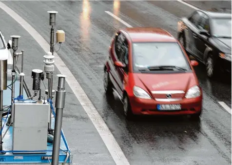  ?? Foto: Silvio Wyszengrad ?? Diese Messstatio­n in der Karlstraße misst die Schadstoff­werte in der Luft. Die Grenzwerte werden in Augsburg an zehn von 300 untersucht­en Straßen überschrit­ten. Obwohl diese Überschrei­tungen nicht hoch sind, sieht die Stadt Grund zum Handeln.