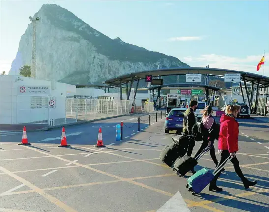  ?? REUTERS ?? Turistas atraviesan la frontera entre España y Gibraltar el 4 de enero