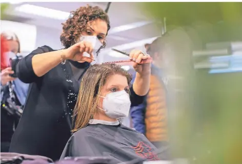  ?? FOTO: CHRISTOPH REICHWEIN ?? Friseurin Sadiye Kisin vom Salon „Haarscharf“in Duisburg-Buchholz schneidet der SPD-Landtagspo­litikerin Sarah Philipp die Haare.