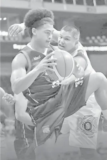  ?? PBA PHOTO ?? Jerramy King of the Columbian Dyip grabs the rebounds against Jason Ballestero­s of the Rain or Shine Elasto Painters during their game last night at the Mall of Asia Arena.