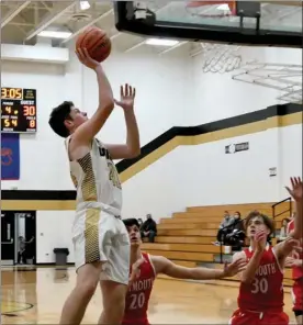  ?? PILOT PHOTO/MAGGIE NIXON ?? Argos’ Dylan Kindig goes up for two points while Plymouth’s Owen Yoder (20) and Tanner Feece (30) defend.