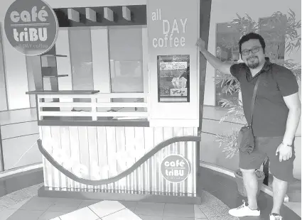  ?? / TAMPO NGA HULAGWAY ?? ■ KIOSK: Si Paolo Domigon, marketing director sa Cafe Tribu nipakita sa kiosk alang sa franchisin­g sa cape nga lumad nga Pinoy.