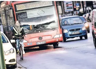  ?? RP-FOTO: ANDREAS BRETZ ?? Auf der Karlstraße macht das Radfahren keinen Spaß. Nach der Überarbeit­ung der ursprüngli­chen Pläne soll der neue Radweg nun relativ schnell kommen.