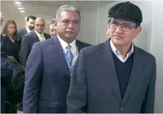  ??  ?? Gustavo Martínez, del ELN, y el jefe de la misión de observador­es de la ONU en Colombia, general José Maurico Villacorta, ayer, en Bogotá.