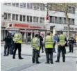  ?? FOTO: BECKERBRED­EL ?? Polizei und Ordnungsam­t kontrollie­rten vergangene Woche am Saarbrücke­r Rathaus die Einhaltung der Corona-Regeln.