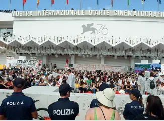  ?? (foto Pattaro Vision) ?? Sul red carpet
I manifestan­ti sono rimasti per 7 ore sul tappeto rosso delle star della Mostra prima di abbandonar­lo all’ora di pranzo per preparare il corteo del pomeriggio