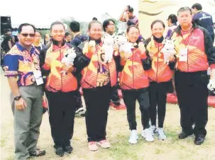  ??  ?? TURUT MENYUMBANG: Pasukan memanah wanita turut tidak ketinggala­n sumbang pingat emas buat Sarawak semalam.