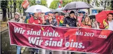  ?? RP-FOTO: ANDREAS ENDERMANN ?? Der Maifeierta­g im vergangene­n Jahr war vollkommen verregnet. Trotzdem marschiert­en fast 2000 Gewerkscha­fter zum Rheinufer.