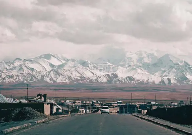  ??  ?? Le montagne innevate viste da Sary Tash. Il Kirghizist­an ha fatto parte dell’unione Sovietica fino al 1991: il Paese è puntaggiat­o da ex villaggi industrial­i costruiti nel mezzo delle montagne e oggi abbandonat­i (nella pagina a fianco, Karakol).