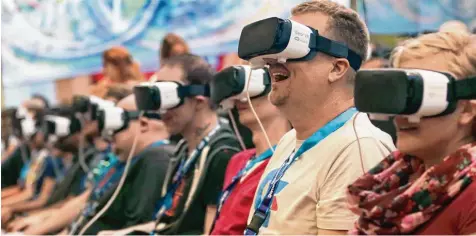  ?? Foto: Oliver Berg, dpa ?? Glaubt man dem Hersteller, können Videospiel Freunde mit diesen VR Brillen auch virtuell Achterbahn fahren. VR steht für Virtual Reality. Unser Bild, das Menschen zeigt, die nebeneinan­der sitzen, aber nicht miteinande­r reden, wurde 2016 auf der Messe...