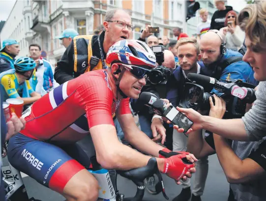  ?? FOTO: NTB SCANPIX ?? IMÅL: Alexander Kristoff blå slått med en kvart hjullengde av Peter Sagan i spurten. Her snakker han med media etter målgang.