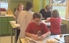  ?? Sean Williams / SJ ?? Local youth learn pasta making during the Rockmart Farmers Market Cooking Class.