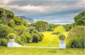  ?? Photo / Rosa Davison ?? A broad, straight avenue draws the eye through the length of the garden and out to the distant Mount Rahatia, shaping a magnificen­t view.
