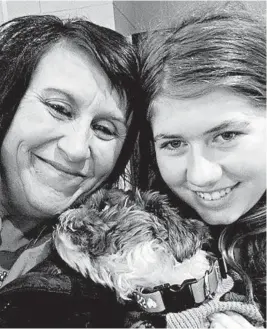  ?? JENNIFER SMITH PHOTO ?? This photo by Jennifer Smith and used as her new Facebook profile picture, shows Jayme Closs, right, her aunt Jennifer and Molly the dog after they were reunited.