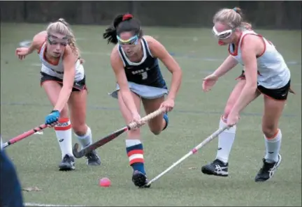  ?? GENE WALSH — DIGITAL FIRST MEDIA ?? Hill School’s Isabella Palde dribbles the ball upfield between Germantown Academy’s Sammy Popper and Sophie Towne during Wednesday’s PAISAA semifinal game.