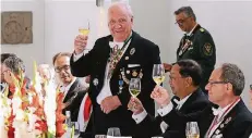  ?? FOTO: WOI ?? Gestern stieß Nickel mit den Gästen beim Königsmahl an. Heute werden die Neusser auf sein Wohl trinken. Der Präsident feiert runden Geburtstag.