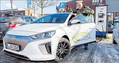  ?? BILD: MARTIN REMMERS ?? Bei Eiseskälte nur mit Strom im Hyundai Ioniq unterwegs: NWZ-Redakteur Thomas Haselier testete das E-Mobil drei Tage lang auf Alltagstau­glichkeit im Winter.