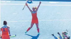  ?? FOTO: DPA ?? Weltmeiste­rinnen! Kitty van Male aus den Niederland­en jubelt über das dritte Tor ihrer Mannschaft im Finale der Hockey-WM.