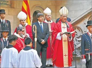  ?? FOTOS: CEDOC PERFIL ?? SAINT JORDI. El presidente, rodeado de los obispos, en la fiesta del patrono de Barcelona, en abril.