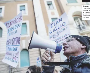  ?? FOTO ANSA ?? Il caso Una protesta dei truffati. Sotto, l’ad di Consap, Mauro Masi, ora in uscita