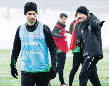  ?? FRESHFOCUS ?? Trainer Peter Zeidler (r.) hat Nassim Ben Khalifa aussortier­t, nun wehrt sich der Stürmer.