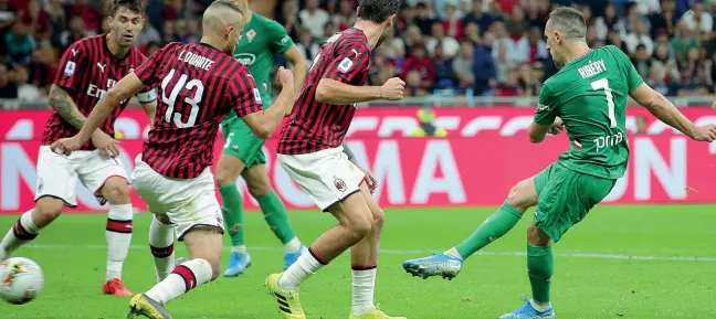  ??  ?? Sopra il gol di Ribery contro il Milan A sinistra il recupero su Cristiano Ronaldo dopo una palla persa