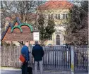  ?? ?? Oben: Die Forstschul­e diente dem Schutzkorp­s als Stützpunkt. Links: Wallisch bei einer Rede