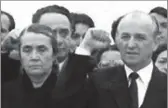  ??  ?? Nexhmije Hoxha dhe Ramiz Alia