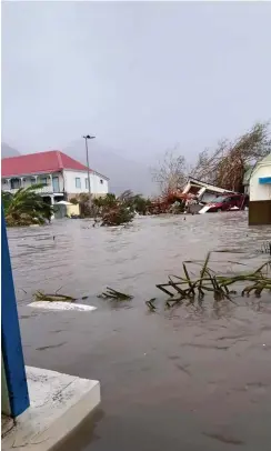  ?? Foto: AFP/Rinsy Xieng ?? Auf Saint-Martin wurden ganze Straßen überflutet.