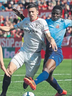  ?? FOTO: EFE ?? Lenglet y Olunga, en un lance del partido que el Girona jugó el domingo en el Pizjuán
