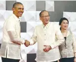  ?? Photo by BOY SANTOS ?? President Noynoy Aquino welcomes US President Barack Obama to the Economic Leaders’ Welcome Reception at the Mall of Asia Arena. Also in photo is Presidenti­al sister Ballsy Cruz.