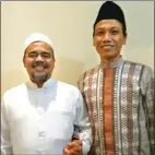  ??  ?? Aamiin... RADAR LAMPUNG/JPG SILATURAHM­I: Wirahadiku­sumah bersama Habib Rizieq Shihab di Makkah. Sudah empat bulan Rizieq meninggalk­an Indonesia dan tinggal di kota suci tersebut.