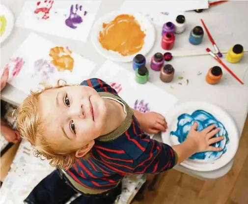  ?? Foto: Getty Images ?? Wie viele Väter und Mütter würden ihre Kinder lieber daheim betreuen – wenn sie es sich leisten könnten?