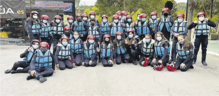  ?? CÓRDOBA ?? Niños en el Campamento Alúa antes de una actividad de’ rafting’.