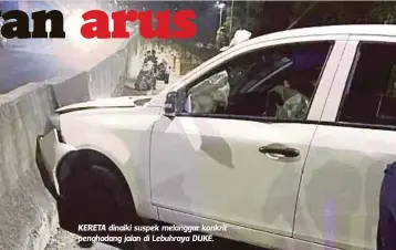  ??  ?? KERETA dinaiki suspek melanggar konkrit penghadang jalan di Lebuhraya DUKE.