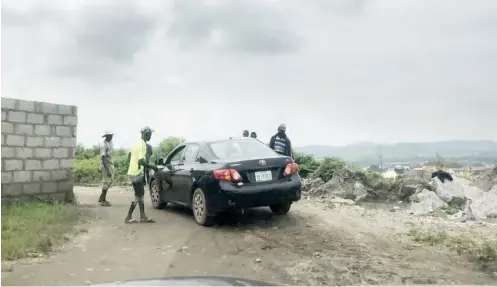  ??  ?? A checkpoint mounted by residents at Crush Rock, Mpape.