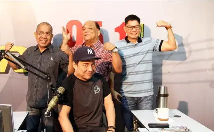  ?? Contribute­d Photo ?? NONOY AT RWFM. Balladeer Nonoy Zuniga (seated) joins the Talakayan team of Boy Santiago, Perry Pangan and Albert Lacanlale on Wednesday at DwRW 95. 1 FM to tease fans about his upcoming concert at LGEC.—