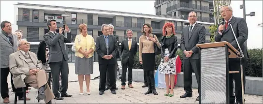  ??  ?? Premiermin­ister Jean-Claude Juncker würdigte die Verdienste von Marcelle Lentz-Cornette beim Aufbau der Gemeinde Sassenheim.