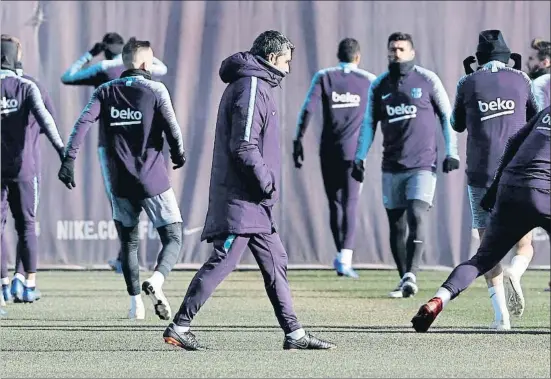  ?? ANDREU DALMAU / EFE ?? Ernesto Valverde, rodeado de jugadores durante el entrenamie­nto matinal de ayer
