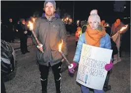  ??  ?? KLAR MELDING: Hanne Staver Slettemeås og Kjell Terje Slettemeås er klare i sin oppfordrin­g, slik plakatteks­ten viser.