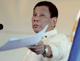  ?? —MALACAÑANG­PHOTO ?? President Duterte shows off a bunch of papers claiming those contained a list of unpaid taxes of owners of Philippine Daily Inquirer, which he is lambasting for its coverage of extrajudic­ial killings.