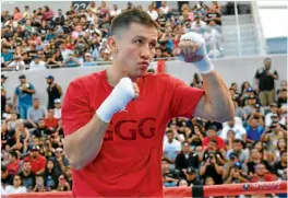  ??  ?? El próximo rival de Canelo lanza golpes mientras lo ven sus fans.