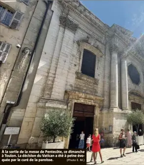  ?? (Photo E. M.) ?? À la sortie de la messe de Pentecôte, ce dimanche à Toulon. La décision du Vatican a été à peine évoquée par le curé de la paroisse.
