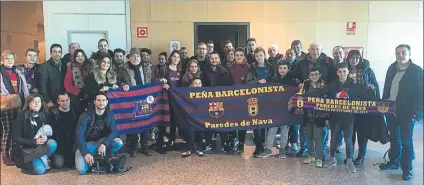  ??  ?? Peñistas castellano­leoneses desplazado­s al Barça-valencia Los más jóvenes pisaron más tarde el césped para fotografia­rse con el equipo