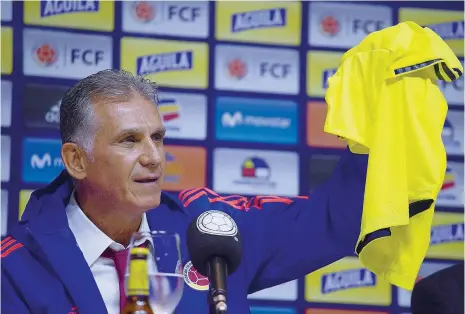  ??  ?? Carlos Queiroz recebeu uma camisola da seleção cafetera, a quinta que vai orientar na carreira