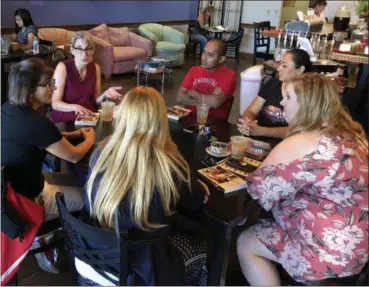  ?? TAWANA ROBERTS – THE NEWS-HERALD ?? Morley Library Director Aurora Martinez leads Painesvill­e Schools first Parent Book Club of the 2018-19 school year at Starfish and Coffee on Aug. 31.