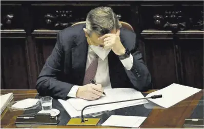  ?? Alberto Pizzoli / AFP ?? El primer ministre italià, Mario Draghi, revisa les seves anotacions al Parlament, ahir.