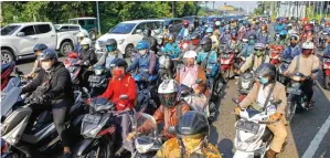  ?? DIPTA WAHYU/JAWA POS ?? MASIH BANYAK TANTANGAN: Volume kendaraan terpantau meningkat di checkpoint bundaran Waru pada hari terakhir penerapan PSBB tahap ketiga kemarin.